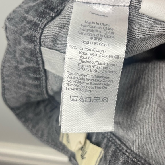 Madewell Denim Side-Slit Midi Skirt in Hallandale Wash
Size 32 - Picture 8 of 8